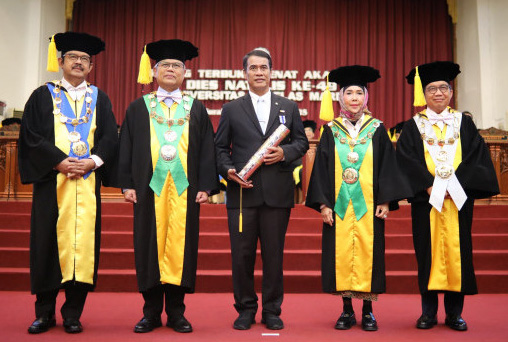 Menteri Pertanian Terima UNS Award 2025