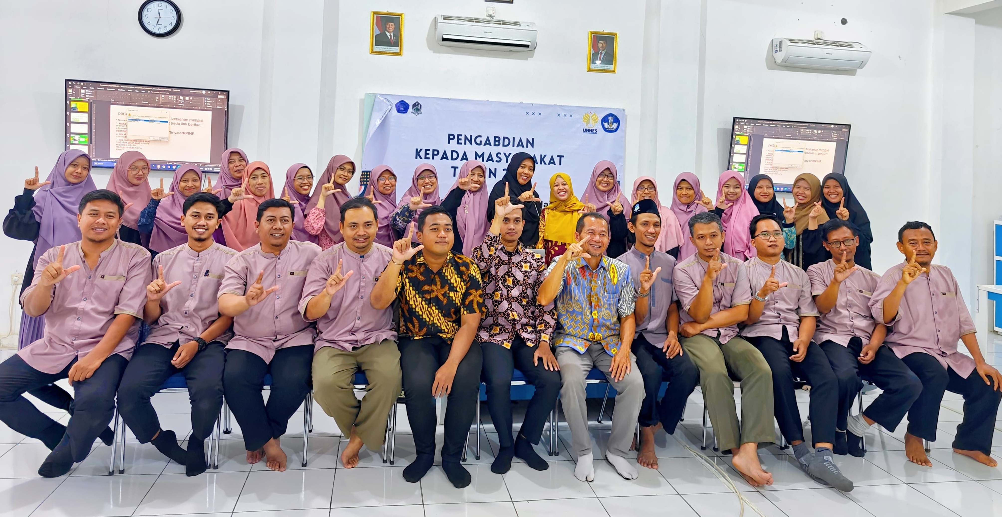 Dosen FBS Unnes Latihkan Pembelajaran Mendalam di SMA IT Bina Amal