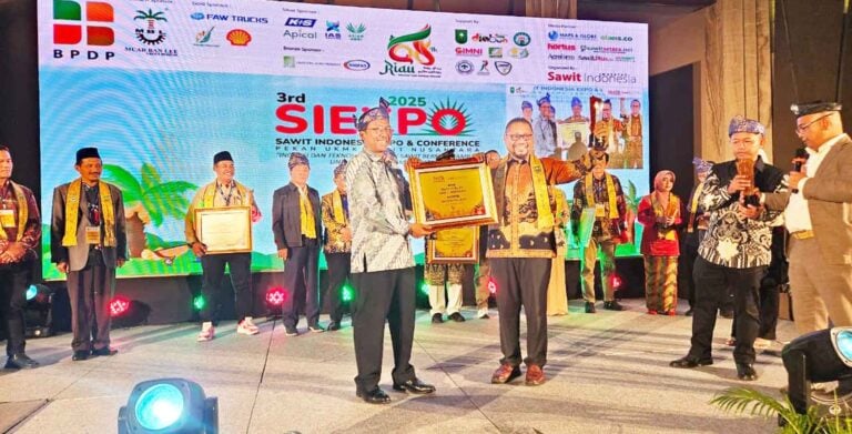 TAHNIAH! Universitas Riau Terima Siexpo Award 2025 Kategori Kampus Riset Sawit Indonesia
