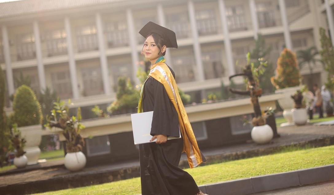 Lulus S2 di Usia 22 Tahun, Amanda Eka Lupita Lulusan Termuda UGM