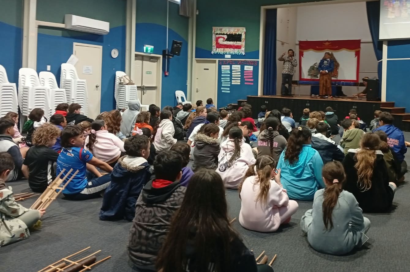 Wayang dan Angklung Unnes Semarakkan Weekday Indonesia di Arakura School